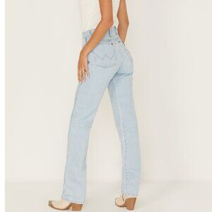 Wrangler Women’s Light Wash Slim Fit Cowboy Cut Jeans Size 9 x 32 Cowboy Carter